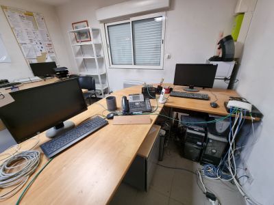 un bureau d'ordinateur équipé d'un clavier et d'un écran