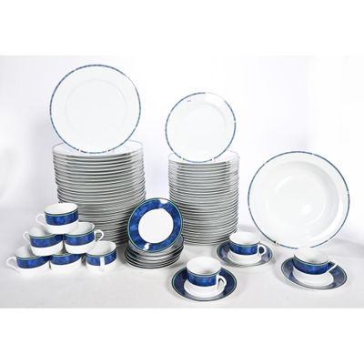 de nombreuses assiettes et tasses empilées les unes sur les autres