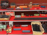 plusieurs types de trains miniatures sur une étagère