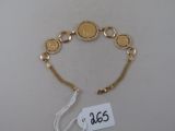 Gros plan sur un bracelet en or portant une étiquette