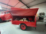 un camion rouge garé à l'intérieur d'un bâtiment