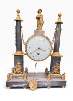 une horloge posée sur une table