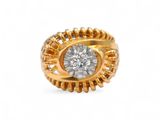 gros plan d'une bague en or et diamants sur fond blanc