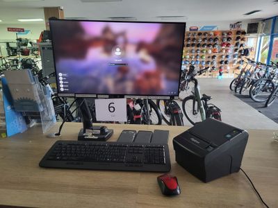 un bureau d'ordinateur équipé d'un écran, d'un clavier, d'une souris et d'une imprimante
