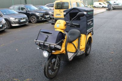 une moto jaune avec un sac noir à l'arrière