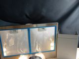 une table sur laquelle se trouvent une boîte et quelques lampes