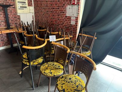 le nombre de chaises alignées dans une pièce