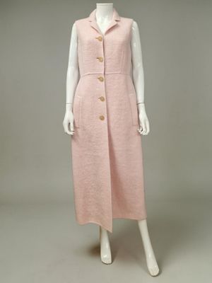 un mannequin portant une robe rose boutonnée sur le devant