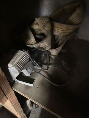 une pile de chaussures posée sur une table