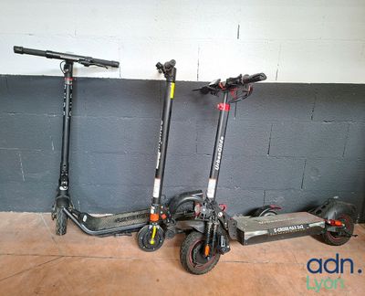 trois scooters garés les uns à côté des autres