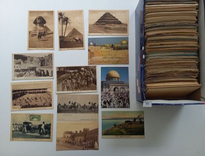 un livre ouvert sur lequel sont posées plusieurs vieilles photos