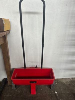 une image représentant une boîte à outils rouge munie d'une poignée