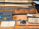 un grand nombre d'outils posés sur une table