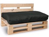 un lit fabriqué à partir de palettes et recouvert d'un revêtement noir