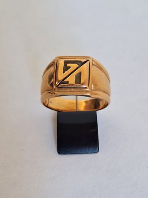a picture of a gold ring with the letter n on it