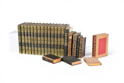 plusieurs livres sont empilés sur une surface blanche