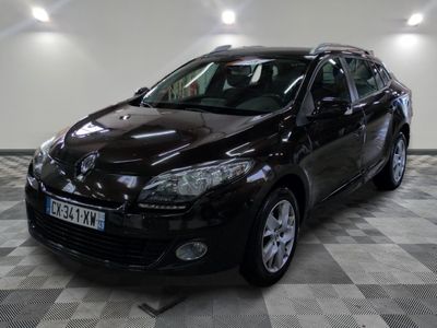 la photo d'une voiture noire garée dans un garage