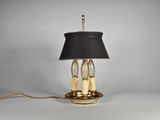 un gros plan d'une lampe posée sur une table, avec un abat-jour noir