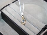 un collier posé dans un écrin sur une table