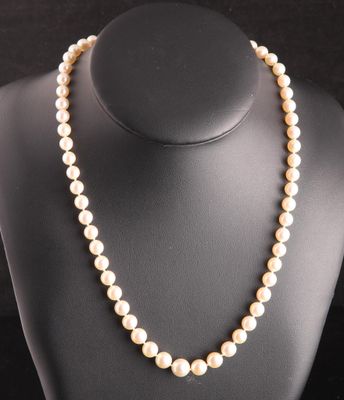 Collier de perles de culture blanches.