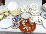 une table sur laquelle se trouvent beaucoup d'assiettes et de bols