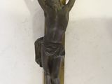 une statue de Jésus sur la croix accrochée au mur