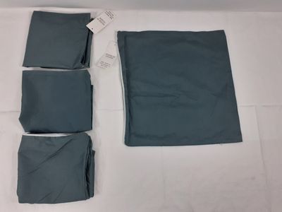 quatre morceaux de tissu bleu sont disposés sur une surface blanche
