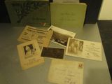 Il y a de vieilles photos et de vieilles lettres sur une table