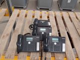 trois téléphones posés les uns à côté des autres sur une palette
