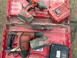 deux outils dans un coffret rouge posé par terre