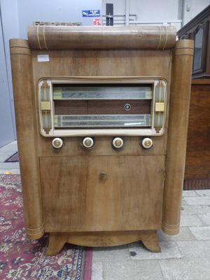 une radio à l'ancienne posée par terre dans une pièce