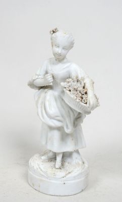 une statue blanche représentant une femme tenant un panier de fleurs