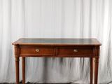 un bureau en bois avec deux tiroirs et un plateau en verre
