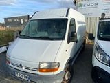 deux camionnettes garées l'une à côté de l'autre dans un parking