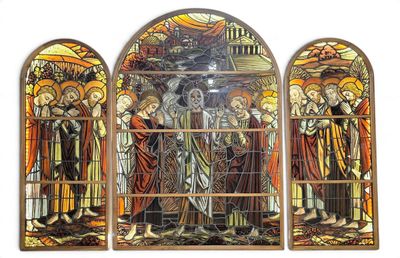 trois vitraux représentant le crucifix de Jésus et d'autres personnages