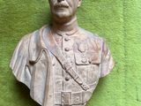 statue d'un homme en uniforme militaire sur un mur vert