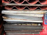 plusieurs types de tuyaux différents empilés les uns sur les autres