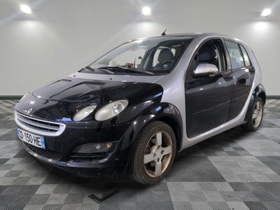 la photo d'une petite voiture noire garée dans un garage