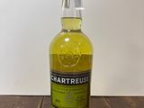 un gros plan sur une bouteille de whisky posée sur une table en bois