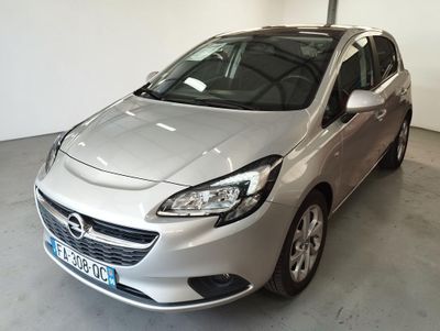 la photo d'une voiture argentée garée dans un garage