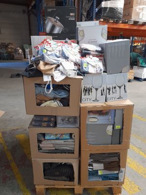 une pile de cartons empilés les uns sur les autres sur un chariot dans un entrepôt