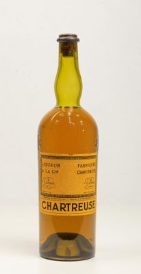 une bouteille d'alcool posée sur une table