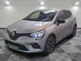 la voiture argentée est garée sur un sol en damier dans le garage