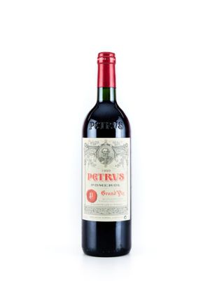 une bouteille de vin rouge posée sur une table blanche