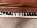 un piano posé à même le sol dans la pièce