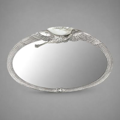 un bracelet en argent orné d'un oiseau et d'une perle au centre