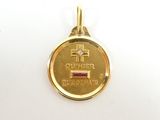 une image représentant une médaille d'or sertie d'un diamant