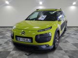 un SUV Citroën jaune garé dans un showroom au sol à carreaux