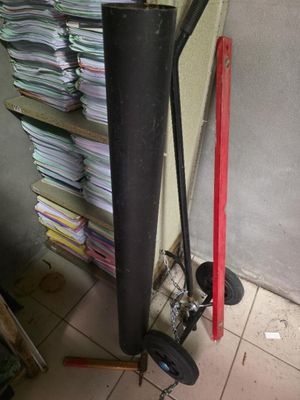 une pile de papiers empilés les uns sur les autres dans une pièce