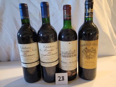 quatre bouteilles de vin sont alignées sur une table